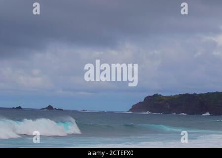 Blaue Welle vor einem Sturm in Maui, Hawaii. Wolkiger tropischer Tag. Welle stürzt in der Nähe der Insel während eines Sturms. Stockfoto