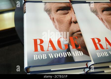 New York, Usa. September 2020. "Rage" von Bob Woodward wird in einem Barnes & Noble Store in New York zum Verkauf angeboten.das Buch basiert auf Interviews, die Woodward mit Präsident Donald Trump geführt hat. Kredit: SOPA Images Limited/Alamy Live Nachrichten Stockfoto