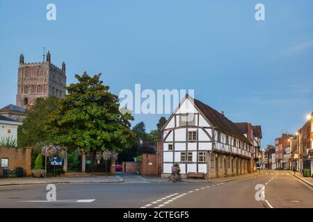 Fachwerkgebäude und Tewkesbury Abbey bei Sonnenaufgang im september. Tewkesbury, Gloucestershire, England Stockfoto