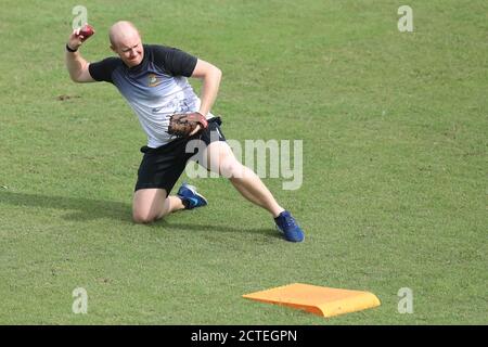 Dhaka, Bangladesch. September 2020. Bangladesh Cricket Teamchef von Physical Coach Nick Lee während der Trainingseinheit im Sher-e-Bangla National Cricket Stadium.Bangladesh wird wahrscheinlich zwei Tests in Kandy und den dritten in Colombo spielen, mit der Side Tour Sri Lanka in diesem Monat. Ein vorläufiger Fixpunkt wurde von der Bangladesh Cricket Board und Sri Lanka Cricket, die vor der Serie enthüllt werden Kreditaufnahme: SOPA Images Limited / Alamy Live News Stockfoto