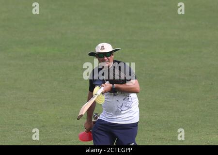 Dhaka, Bangladesch. September 2020. Bangladesh National Cricket Team Cheftrainer Russell Domingo während der Trainingseinheit im Sher-e-Bangla National Cricket Stadium.Bangladesh wird wahrscheinlich zwei Tests in Kandy und die dritte in Colombo spielen, mit der Side Tour Sri Lanka in diesem Monat. Ein vorläufiges Regal wurde von der Bangladesh Cricket Board und Sri Lanka Cricket, die vor der Serie enthüllt werden kreidet. Kredit: SOPA Images Limited/Alamy Live Nachrichten Stockfoto