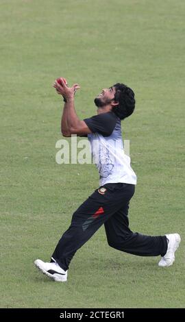 Dhaka, Bangladesch. September 2020. Bangladesh National Cricket Team Spieler Mominul Haque in Aktion während der Trainingseinheit im Sher-e-Bangla National Cricket Stadium.Bangladesh wird wahrscheinlich zwei Tests in Kandy und der dritte in Colombo spielen, mit der Side Tour Sri Lanka in diesem Monat. Ein vorläufiges Regal wurde von der Bangladesh Cricket Board und Sri Lanka Cricket, die vor der Serie enthüllt werden kreidet. Kredit: SOPA Images Limited/Alamy Live Nachrichten Stockfoto