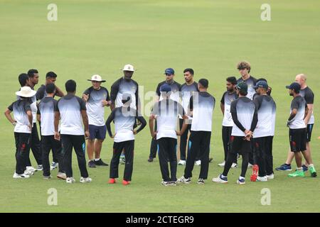 Dhaka, Bangladesch. September 2020. Bangladesh National Cricket Team Cheftrainer Russell Domingo(C) im Sher-e-Bangla National Cricket Stadium sprechen Sie mit den Spielern.Bangladesch wird wahrscheinlich zwei Tests in Kandy und den dritten in Colombo spielen, mit der Side Tour Sri Lanka in diesem Monat. Ein vorläufiges Regal wurde von der Bangladesh Cricket Board und Sri Lanka Cricket, die vor der Serie enthüllt werden kreidet. Kredit: SOPA Images Limited/Alamy Live Nachrichten Stockfoto