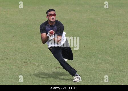 Dhaka, Bangladesch. September 2020. Bangladesh National Cricket Team Player Taskin Ahmed in Aktion während der Trainingseinheit im Sher-e-Bangla National Cricket Stadium.Bangladesh wird wahrscheinlich zwei Tests in Kandy und die dritte in Colombo spielen, mit der Side Tour Sri Lanka in diesem Monat. Ein vorläufiges Regal wurde von der Bangladesh Cricket Board und Sri Lanka Cricket, die vor der Serie enthüllt werden kreidet. Kredit: SOPA Images Limited/Alamy Live Nachrichten Stockfoto