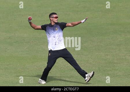 Dhaka, Bangladesch. September 2020. Bangladesh National Cricket Team Player Taskin Ahmed in Aktion während der Trainingseinheit im Sher-e-Bangla National Cricket Stadium.Bangladesh wird wahrscheinlich zwei Tests in Kandy und die dritte in Colombo spielen, mit der Side Tour Sri Lanka in diesem Monat. Ein vorläufiges Regal wurde von der Bangladesh Cricket Board und Sri Lanka Cricket, die vor der Serie enthüllt werden kreidet. Kredit: SOPA Images Limited/Alamy Live Nachrichten Stockfoto