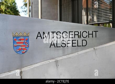 Alsfeld, Deutschland. September 2020. ABBILDUNG - EIN hessisches Wappen und der Schriftzug "Amtsgericht Alsfeld" schmücken eine Metallplatte am Eingang des Hofgebäudes. Der Prozess gegen einen mutmaßlichen Hacker aus Hessen wegen eines Online-Angriffs auf 1000 Prominente und Politiker beginnt am 23.09.2020 ohne großes Publikum. Dem 22-Jährigen wird eine lange Liste von Verbrechen im Internet vorgeworfen. Wegen der hohen Zahl prominenter Opfer hatte der Fall landesweit Schlagzeilen gemacht. (To dpa 'Trial for Hacker Attack Starts behind closed doors') Quelle: Arne Dedert/dpa/Alamy Live News Stockfoto