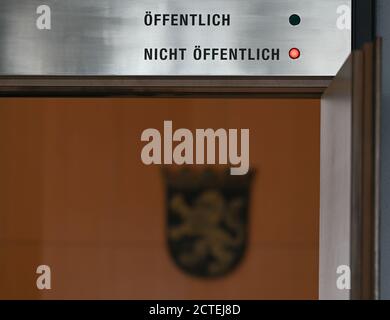 Alsfeld, Deutschland. September 2020. ILLUSTRATION - EINE rote Lampe über dem Eingang zum Sitzungssaal 1 des Landgerichts Alsfeld leuchtet neben der Aufschrift "nicht öffentlich". Der Prozess gegen einen mutmaßlichen Hacker aus Hessen wegen eines Online-Angriffs auf 1000 Prominente und Politiker beginnt am 23.09.2020 ohne großes Publikum. Dem 22-Jährigen wird eine lange Liste von Verbrechen im Internet vorgeworfen. Wegen der hohen Zahl prominenter Opfer hatte der Fall landesweit Schlagzeilen gemacht. (To dpa 'Trial for Hacker Attack Starts behind closed doors') Quelle: Arne Dedert/dpa/Alamy Live News Stockfoto