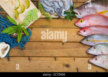 Karibischer frischer Fisch Meeresfrüchte auf altem Holztisch. Draufsicht. Nahaufnahme. Stockfoto