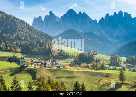 Landschaft des frühen Herbstes auf der Kirche Santa Magdalena in Norditalien an den Hängen der Dolomiten im Tal des Val di Funes. Stockfoto