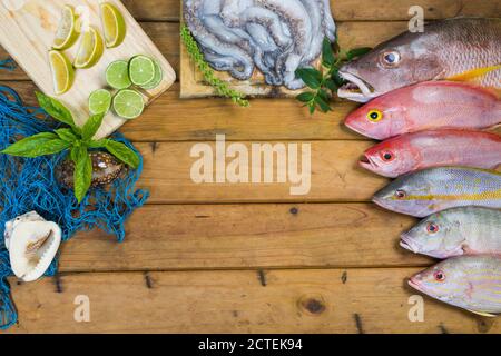 Karibischer frischer Fisch Meeresfrüchte auf altem Holztisch. Draufsicht. Nahaufnahme. Stockfoto