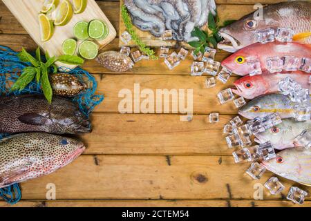 Karibischer frischer Fisch Meeresfrüchte auf altem Holztisch. Draufsicht. Nahaufnahme. Stockfoto