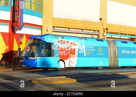 Iveco Irisbus Civis RTC Transitbus auf dem Las Vegas Blvd an der Fremont Street im Stadtzentrum von Las Vegas, Nevada NV, USA. Stockfoto