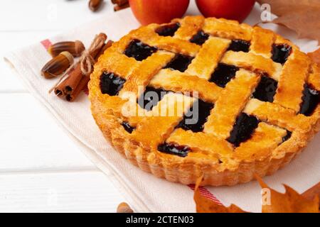 Herbst Thankgiving Pie auf weißem Holzbrett mit trockenen dekoriert Blätter und Zimtstangen Stockfoto