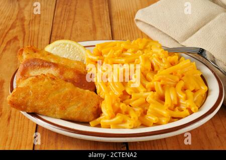 Bier zerschlagen Fischstäbchen mit Makkaroni und Käse Stockfoto