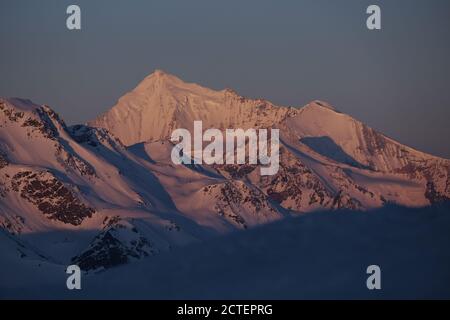 Schneebedeckte Weisshorn und Bishorn im Wallis, Schweiz, im Winter Stockfoto