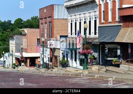 Mt. Carroll, Illinois, USA. Einige bunte Gebäudefassaden entlang einer terrassenförmigen Hauptstraße in einer kleinen Illinois Gemeinde. Stockfoto