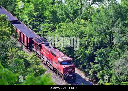 Savanna, Illinois, USA. Unterstützt von einer Lokomotive auf der Rückseite, ein Kohlezug auf Burlington Northern Santa Fe Railway Gleise parallel zum Mississippi River. Stockfoto