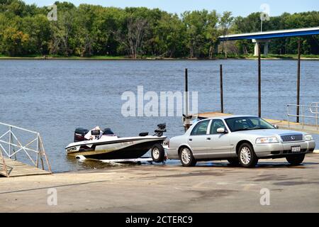 Savanna, Illinois, USA. Ein kleines Boot, das mit einer Bootrampe in den Mississippi River gestartet wird. Stockfoto