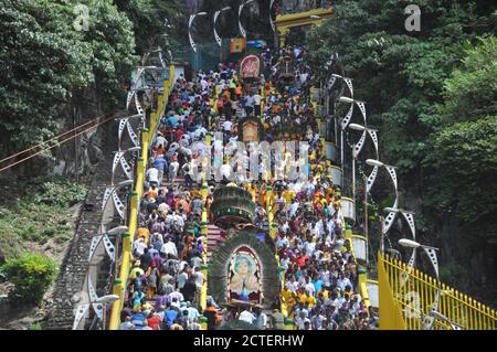 Kuala Lumpur, Malaysia - 3. Februar 2015: Thaipusam Devotion in Batu Caves, Kuala Lumpur. Thaipusam ist ein Fest, das von der tamilischen Gemeinde o gefeiert wird Stockfoto