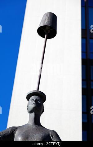 Skelleftea, Norrland Schweden - 3. August 2020: Statue einer Frau, die Lampe auf ihrem Kopf balanciert Stockfoto