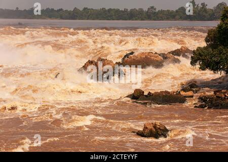 Atemberaubende Aussicht auf die Khone Phapheng Fälle auf dem Mekong Fluss Überlauf in der Regenzeit, Khone Phapheng Fälle sind die größten in Südostasien. Stockfoto