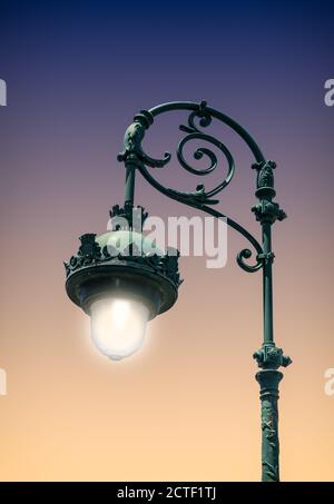 Alte beleuchtete Straßenlaterne in der Nacht. Stockfoto