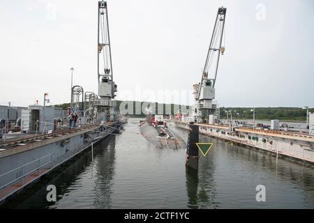 Das Los Angeles Schnellangriff-U-Boot USS Hartford (SSN 768) wird am Donnerstag, 17. September 2020, auf der Submarine Base New London in Groton aus dem schwimmenden Trockendock ARDM 4 geführt. Hartford führte regelmäßig planmäßige Wartungsarbeiten durch, während er angedockt war. (USA Navy Foto von John Narewski/veröffentlicht) Stockfoto