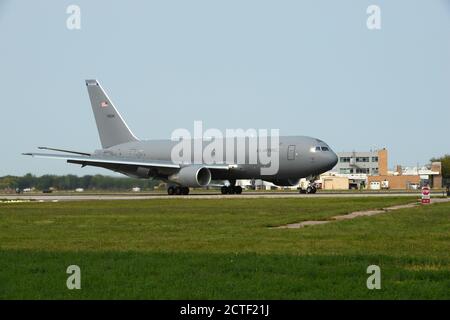 Ein US Air Force KC-46 Pegasus, der dem 157th Air Betanking Wing Wing der New Hampshire Air National Guard zugewiesen wurde, taxiert am zivilen Passagierterminal vorbei, nachdem er am 17. September 2020 in Sioux City, Iowa, landete. Die KC-46 liefert Mitglieder des 185. Lufttankflügels der Iowa Air National Guard nach einem Mobilitätstraining zurück nach Sioux City. Air National Guard Foto von Senior Master Sgt Vincent De Groot Stockfoto