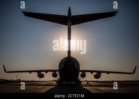 U.S. Air Force C-17 Globemaster, inszeniert vor einer Belastungsübung auf der Ali Al Salem Airbase in Kuwait am 18. September 2020. Durch Übungen wie diese halten gepanzerte Elemente der US-Armee die Bereitschaft aufrecht und können innerhalb weniger Stunden überall im Verantwortungsbereich von CENTCOM schnell eingesetzt werden. (USA Army Reserve Foto von SPC. Jorge Reyes) Stockfoto