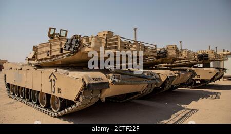 Ein M1A2 Abrams Tank, der 1. Bataillon, 6. Infanterie-Regiment, 2. Brigade Kampfteam, 1. Panzerdivision zur Unterstützung der Operation Spartan Shield zugeordnet ist, wird auf Ali Al Salem Airbase in Kuwait am 14. September 2020 während einer Last-out-Übung inszeniert. Durch Übungen wie diese halten gepanzerte Elemente der US-Armee die Bereitschaft aufrecht und können innerhalb weniger Stunden überall im Verantwortungsbereich von CENTCOM schnell eingesetzt werden. (USA Army Reserve Foto von SPC. Jorge Reyes) Stockfoto