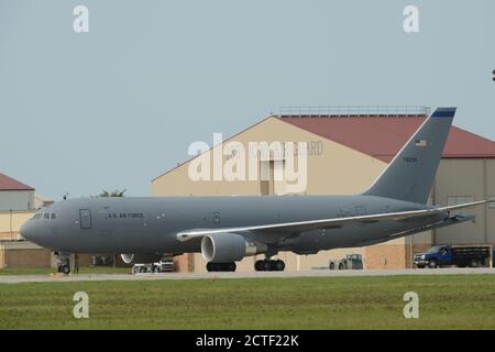 Ein US Air Force KC-46 Pegasus zugewiesen an die New Hampshire Air National Guard 157th Air Tanken Flügel auf der Rampe in Sioux City, Iowa am 17. September 2020. Die KC-46 liefert Mitglieder des 185. Lufttankflügels der Iowa Air National Guard nach einem Mobilitätstraining zurück nach Sioux City. Air National Guard Foto von Senior Master Sgt Vincent De Groot Stockfoto