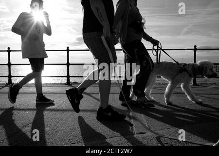 Spaziergang entlang der Promenade Umgestaltung der Küste von Totland Bay Isle Von Wight Abend Sonne Sonnenuntergang Stockfoto