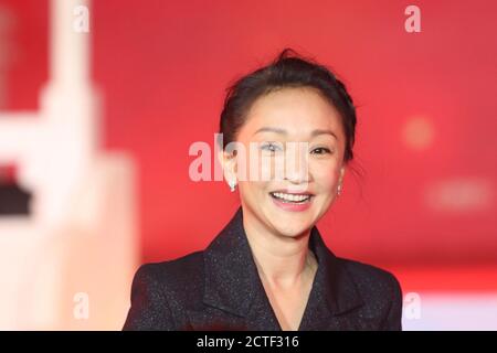 --Datei--die chinesische Schauspielerin Zhou Xun nimmt an einer Pressekonferenz für die neue Fernsehserie "Ruyis königliche Liebe im Palast" in Peking, China, am 7. September 2018 Teil. Stockfoto