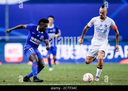 Der slowakische Fußballspieler Marek Hamsik von Dalian Professional F.C., rechts, schützt den Ball vor dem nigerianischen Profifußballer Obaffemi Akinwunmi Marti Stockfoto