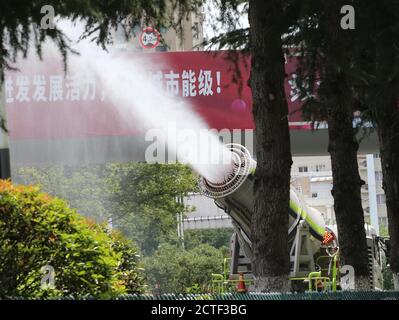 Ein Mehrzweck-Anti-Staub-LKW, der wie eine Kanone aussieht, sprüht Wasser auf der Straße gegen die sengende Sommerhitze, Nanjing City, Ost-Chin zu kämpfen Stockfoto