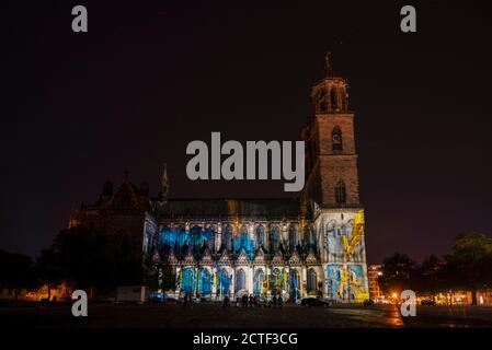 Magdeburg, Deutschland. September 2020. Ein Vorgeschmack auf die Domfestspiele gab es am Dienstagabend in Magdeburg: Der Magdeburger Dom wurde bei der Generalprobe zum Lichterfest mit Figuren, Mustern und Farben beleuchtet. Das Festival findet vom 27. September bis 4. Oktober 2020 statt. Anlass ist der 500. Jahrestag der Kathedrale. Vor genau 500 Jahren wurde der Bau des Doms, in dem sich der Gran von Kaiser Otto befindet, abgeschlossen. Kredit: Mattis Kaminer/Alamy Live Nachrichten Gutschrift: Mattis Kaminer/Alamy Live Nachrichten Stockfoto