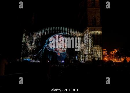 Magdeburg, Deutschland. September 2020. Ein Vorgeschmack auf die Domfestspiele gab es am Dienstagabend in Magdeburg: Der Magdeburger Dom wurde bei der Generalprobe zum Lichterfest mit Figuren, Mustern und Farben beleuchtet. Das Festival findet vom 27. September bis 4. Oktober 2020 statt. Anlass ist der 500. Jahrestag der Kathedrale. Vor genau 500 Jahren wurde der Bau des Doms, in dem sich der Gran von Kaiser Otto befindet, abgeschlossen. Kredit: Mattis Kaminer/Alamy Live Nachrichten Gutschrift: Mattis Kaminer/Alamy Live Nachrichten Stockfoto