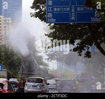 Ein Mehrzweck-Anti-Staub-LKW, der wie eine Kanone aussieht, sprüht Wasser auf der Straße gegen die sengende Sommerhitze, Nanjing City, Ost-Chin zu kämpfen Stockfoto