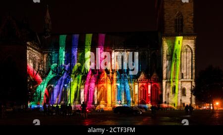 Magdeburg, Deutschland. September 2020. Ein Vorgeschmack auf die Domfestspiele gab es am Dienstagabend in Magdeburg: Der Magdeburger Dom wurde bei der Generalprobe zum Lichterfest mit Figuren, Mustern und Farben beleuchtet. Das Festival findet vom 27. September bis 4. Oktober 2020 statt. Anlass ist der 500. Jahrestag der Kathedrale. Vor genau 500 Jahren wurde der Bau des Doms, in dem sich der Gran von Kaiser Otto befindet, abgeschlossen. Kredit: Mattis Kaminer/Alamy Live Nachrichten Gutschrift: Mattis Kaminer/Alamy Live Nachrichten Stockfoto