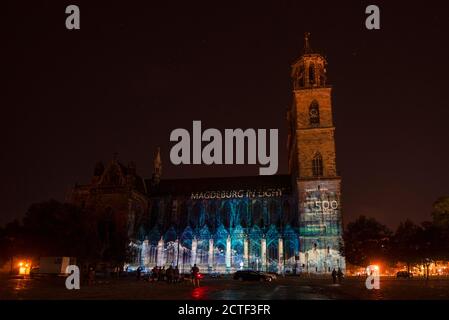 Magdeburg, Deutschland. September 2020. Ein Vorgeschmack auf die Domfestspiele gab es am Dienstagabend in Magdeburg: Der Magdeburger Dom wurde bei der Generalprobe zum Lichterfest mit Figuren, Mustern und Farben beleuchtet. Das Festival findet vom 27. September bis 4. Oktober 2020 statt. Anlass ist der 500. Jahrestag der Kathedrale. Vor genau 500 Jahren wurde der Bau des Doms, in dem sich der Gran von Kaiser Otto befindet, abgeschlossen. Kredit: Mattis Kaminer/Alamy Live Nachrichten Gutschrift: Mattis Kaminer/Alamy Live Nachrichten Stockfoto