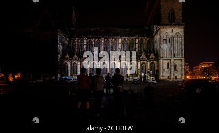 Magdeburg, Deutschland. September 2020. Ein Vorgeschmack auf die Domfestspiele gab es am Dienstagabend in Magdeburg: Der Magdeburger Dom wurde bei der Generalprobe zum Lichterfest mit Figuren, Mustern und Farben beleuchtet. Das Festival findet vom 27. September bis 4. Oktober 2020 statt. Anlass ist der 500. Jahrestag der Kathedrale. Vor genau 500 Jahren wurde der Bau des Doms, in dem sich der Gran von Kaiser Otto befindet, abgeschlossen. Kredit: Mattis Kaminer/Alamy Live Nachrichten Gutschrift: Mattis Kaminer/Alamy Live Nachrichten Stockfoto