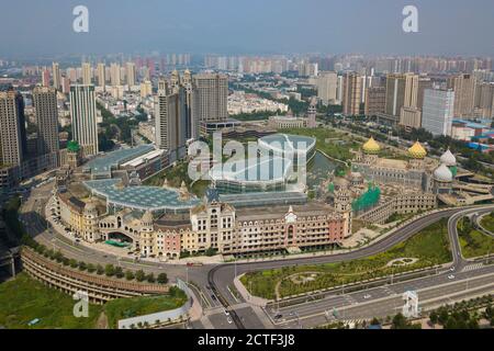 Eine Luftaufnahme der Geisterstadt Xiangyun, die als chinesische Version des Disney Resorts angekündigt wurde und somit im Europa-Stil gestaltet wurde, unter c Stockfoto