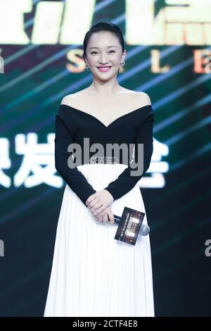 --File--die chinesische Schauspielerin Zhou Xun nimmt an einer Premiere für den neuen Film 'Remain Silent' in Peking, China, am 20. August 2019 Teil. Stockfoto