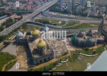 Eine Luftaufnahme der Geisterstadt Xiangyun, die als chinesische Version des Disney Resorts angekündigt wurde und somit im Europa-Stil gestaltet wurde, unter c Stockfoto