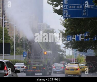 Ein Mehrzweck-Anti-Staub-LKW, der wie eine Kanone aussieht, sprüht Wasser auf der Straße gegen die sengende Sommerhitze, Nanjing City, Ost-Chin zu kämpfen Stockfoto