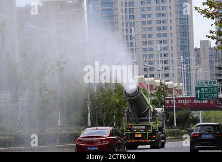 Ein Mehrzweck-Anti-Staub-LKW, der wie eine Kanone aussieht, sprüht Wasser auf der Straße gegen die sengende Sommerhitze, Nanjing City, Ost-Chin zu kämpfen Stockfoto