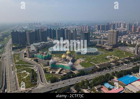 Eine Luftaufnahme der Geisterstadt Xiangyun, die als chinesische Version des Disney Resorts angekündigt wurde und somit im Europa-Stil gestaltet wurde, unter c Stockfoto