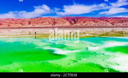 Luftaufnahme des Mangya Jade Lake, einem künstlichen Salzsee, der verschiedene Grüntöne in Mangya, nordwestlich der chinesischen Provinz Qinghai, präsentiert, 16 Aug Stockfoto