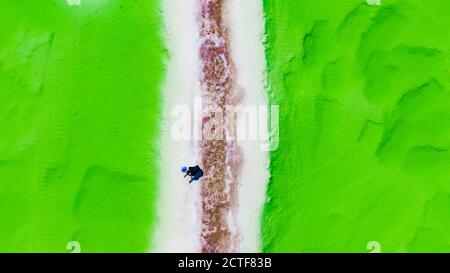 Luftaufnahme des Mangya Jade Lake, einem künstlichen Salzsee, der verschiedene Grüntöne in Mangya, nordwestlich der chinesischen Provinz Qinghai, präsentiert, 16 Aug Stockfoto