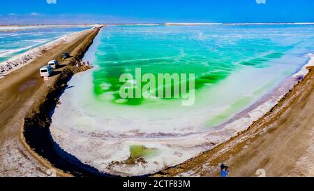 Luftaufnahme des Mangya Jade Lake, einem künstlichen Salzsee, der verschiedene Grüntöne in Mangya, nordwestlich der chinesischen Provinz Qinghai, präsentiert, 16 Aug Stockfoto